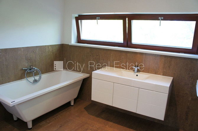 Таунхаус, благоустроенный озеленённый двор, территория обнесена забором, гараж Юрмала - изображение 15