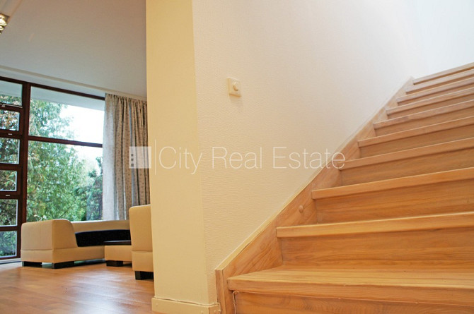 Таунхаус, благоустроенный озеленённый двор, территория обнесена забором, гараж Юрмала - изображение 19