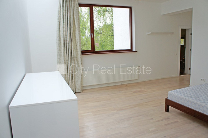 Таунхаус, благоустроенный озеленённый двор, территория обнесена забором, гараж Юрмала - изображение 11