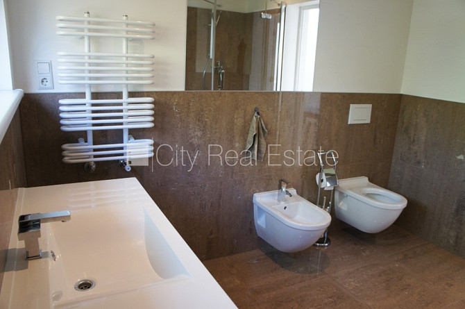 Таунхаус, благоустроенный озеленённый двор, территория обнесена забором, гараж Юрмала - изображение 17