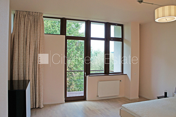 Таунхаус, благоустроенный озеленённый двор, территория обнесена забором, гараж Юрмала - изображение 10