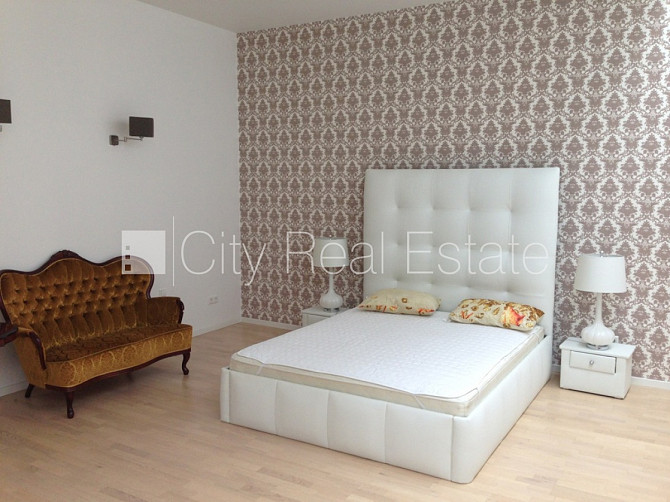 Таунхаус, благоустроенный озеленённый двор, территория обнесена забором, гараж Юрмала - изображение 9