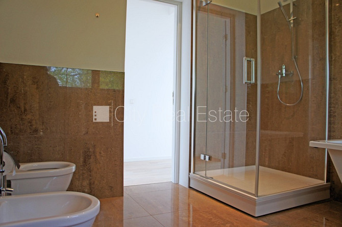 Таунхаус, благоустроенный озеленённый двор, территория обнесена забором, гараж Юрмала - изображение 14