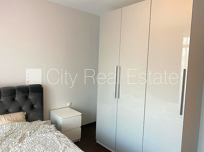 Благоустроенный озеленённый двор, закрытый двор, место для машины, терасса, Юрмала - изображение 2