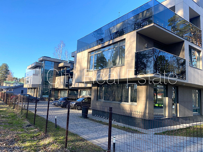 Благоустроенный озеленённый двор, закрытый двор, место для машины, терасса, Юрмала - изображение 11