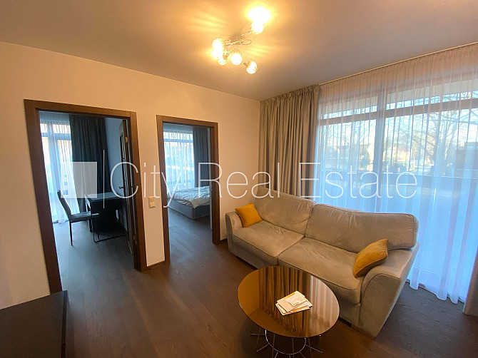 Благоустроенный озеленённый двор, закрытый двор, место для машины, терасса, Юрмала - изображение 5