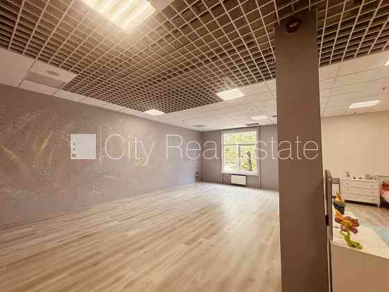 Благоустроенная озеленённая территория, холл 342 м2, центральное отопление, Rīga