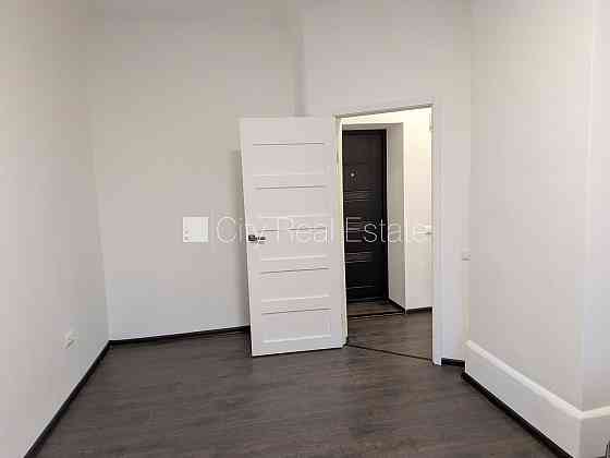 Дом во дворе, благоустроенная озеленённая территория, студио, кухня объединена с Rīga