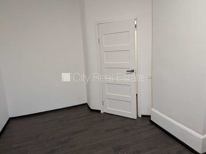 Дом во дворе, благоустроенная озеленённая территория, студио, кухня объединена с Рига - изображение 2