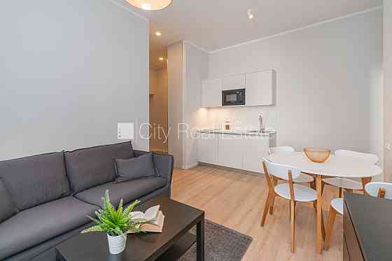 Фасадный дом, реновированный дом, вход с улицы, лифт, изолированные комнаты 2 шт., Рига