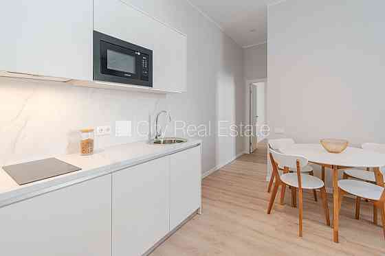 Фасадный дом, реновированный дом, вход с улицы, лифт, изолированные комнаты 2 шт., Рига