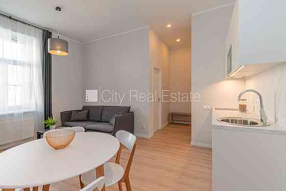 Фасадный дом, реновированный дом, вход с улицы, лифт, изолированные комнаты 2 шт., Рига