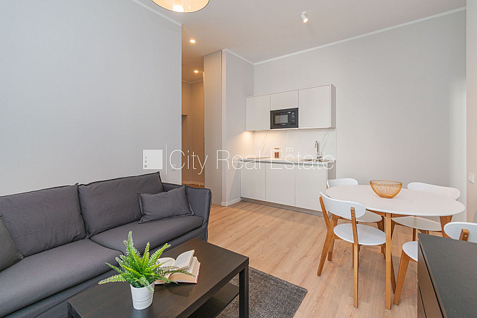 Fasādes māja, renovēta māja, ieeja no ielas, ir lifts, istabas izolētas 2 gab., studio tipa, Rīga - foto 2