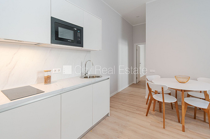 Fasādes māja, renovēta māja, ieeja no ielas, ir lifts, istabas izolētas 2 gab., studio tipa, Rīga - foto 3