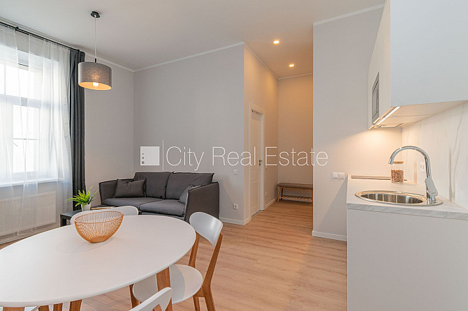 Fasādes māja, renovēta māja, ieeja no ielas, ir lifts, istabas izolētas 2 gab., studio tipa, Rīga - foto 5