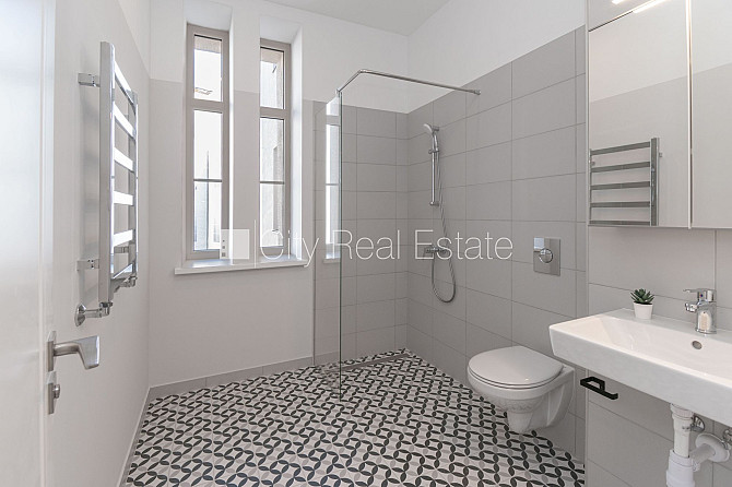 Fasādes māja, renovēta māja, ieeja no ielas, ir lifts, istabas izolētas 2 gab., studio tipa, Rīga - foto 9