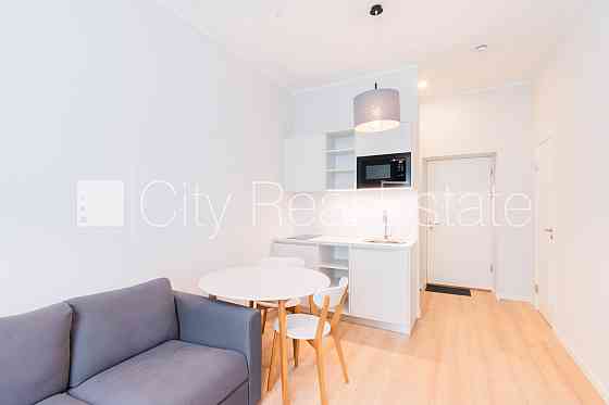 Фасадный дом, реновированный дом, возможность аренды парковки, вход с улицы, лифт, Рига