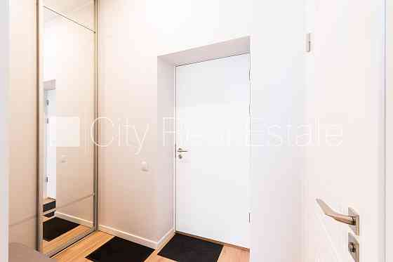 Фасадный дом, реновированный дом, возможность аренды парковки, вход с улицы, лифт, Рига