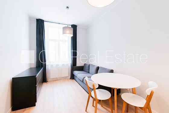 Фасадный дом, реновированный дом, возможность аренды парковки, вход с улицы, лифт, Рига