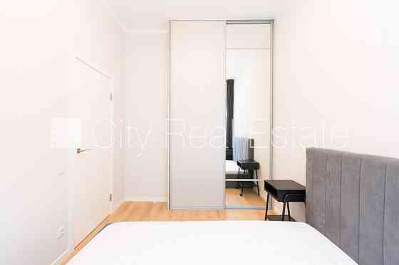 Фасадный дом, реновированный дом, возможность аренды парковки, вход с улицы, лифт, Рига