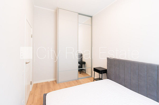 Fasādes māja, renovēta māja, iespēja nomāt autostāvvietu, ieeja no ielas, ir lifts, viena Rīga - foto 2