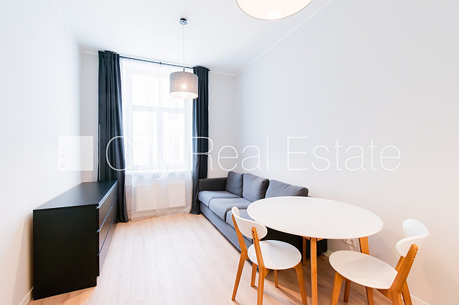 Fasādes māja, renovēta māja, iespēja nomāt autostāvvietu, ieeja no ielas, ir lifts, viena Rīga - foto 4