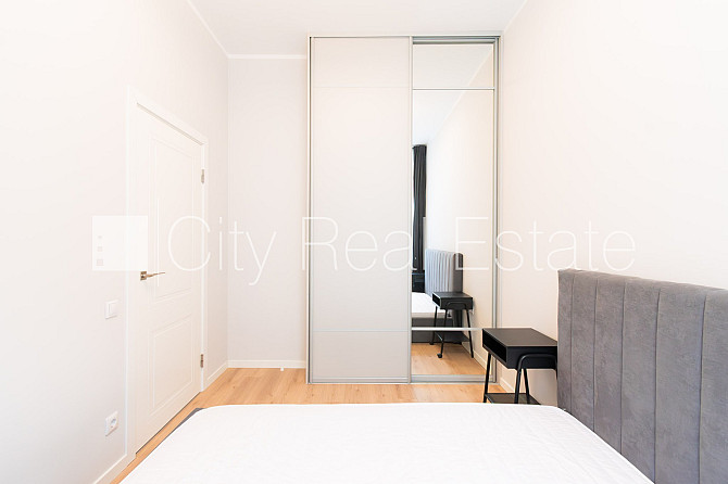 Fasādes māja, renovēta māja, iespēja nomāt autostāvvietu, ieeja no ielas, ir lifts, viena Rīga - foto 1