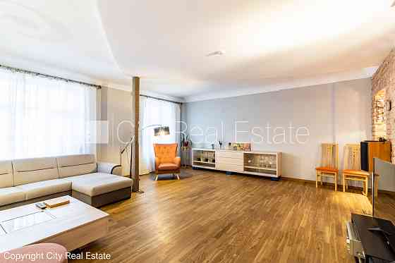 Фасадный дом, реновированный дом, вход с улицы, лифт, лестничная клетка после Рига