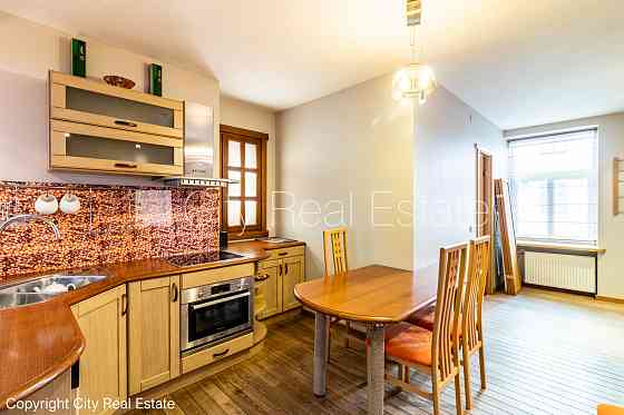 Фасадный дом, реновированный дом, вход с улицы, лифт, лестничная клетка после Рига