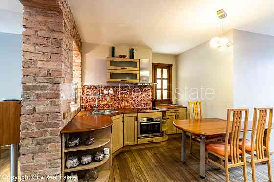 Фасадный дом, реновированный дом, вход с улицы, лифт, лестничная клетка после Rīga