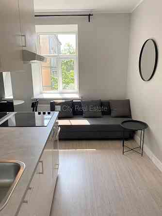 Фасадный дом, реновированный дом, закрытый двор, вход с улицы, лестничная клетка Rīga