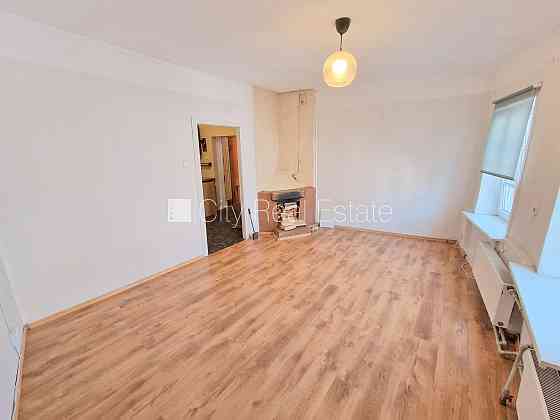 Фасадный дом, реновированный дом, закрытый двор, вход с улицы, лестничная клетка Рига