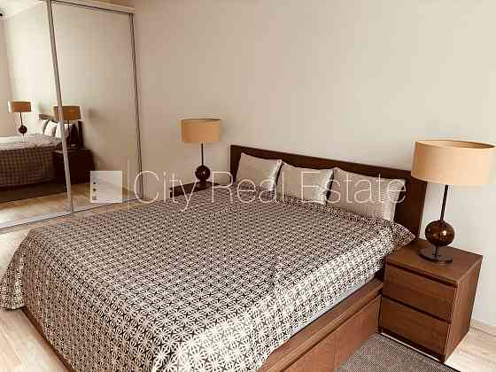 Реновированный дом, окна выходят во двор, гостиная, одно помещение проходное, Рига