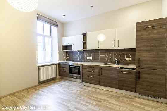 Фасадный дом, вход с улицы, лифт, лестничная клетка после капитального ремонта, Рига