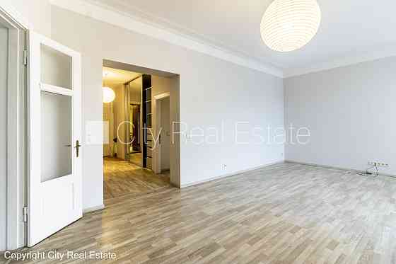 Фасадный дом, вход с улицы, лифт, лестничная клетка после капитального ремонта, Рига