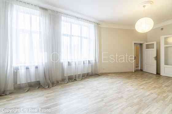 Фасадный дом, вход с улицы, лифт, лестничная клетка после капитального ремонта, Рига