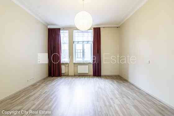 Фасадный дом, вход с улицы, лифт, лестничная клетка после капитального ремонта, Рига