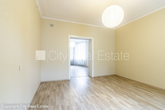 Фасадный дом, вход с улицы, лифт, лестничная клетка после капитального ремонта, Рига - изображение 6