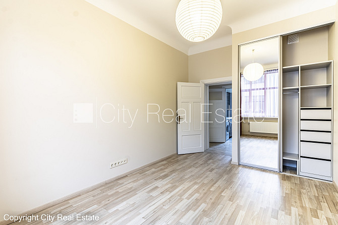 Фасадный дом, вход с улицы, лифт, лестничная клетка после капитального ремонта, Рига - изображение 8