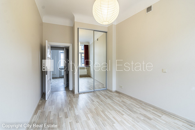 Фасадный дом, вход с улицы, лифт, лестничная клетка после капитального ремонта, Рига - изображение 11