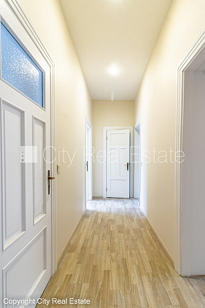 Фасадный дом, вход с улицы, лифт, лестничная клетка после капитального ремонта, Рига - изображение 17