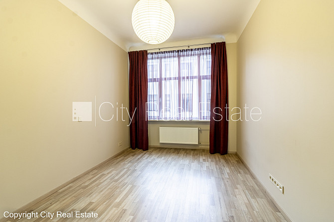 Фасадный дом, вход с улицы, лифт, лестничная клетка после капитального ремонта, Рига - изображение 7