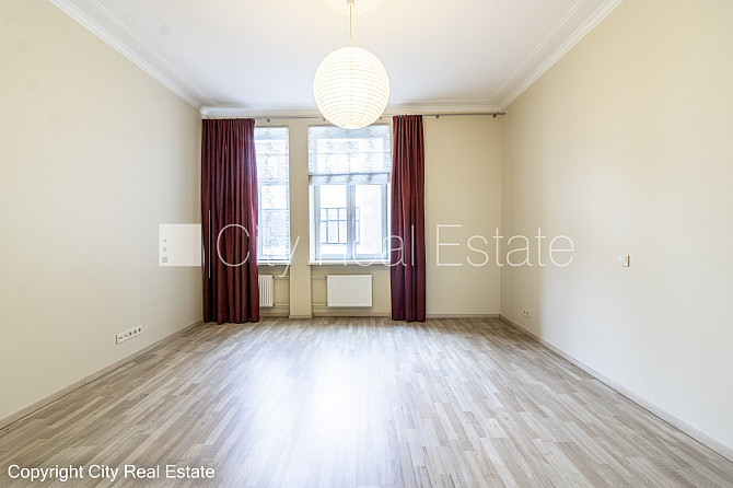 Фасадный дом, вход с улицы, лифт, лестничная клетка после капитального ремонта, Рига - изображение 5