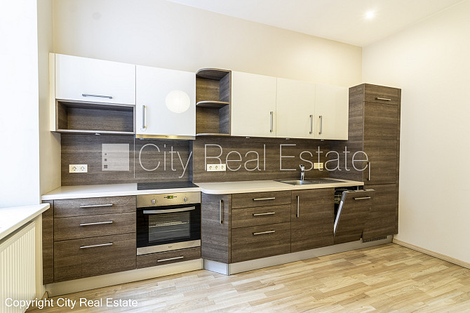 Фасадный дом, вход с улицы, лифт, лестничная клетка после капитального ремонта, Рига - изображение 14