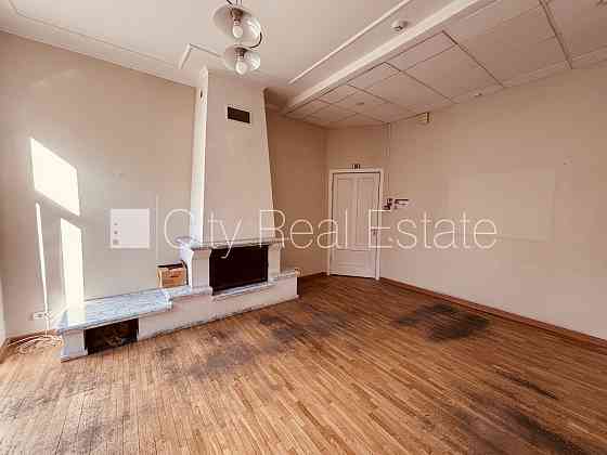 Фасадный дом, вход с улицы, лифт, лестничная клетка после капитального ремонта, Rīga