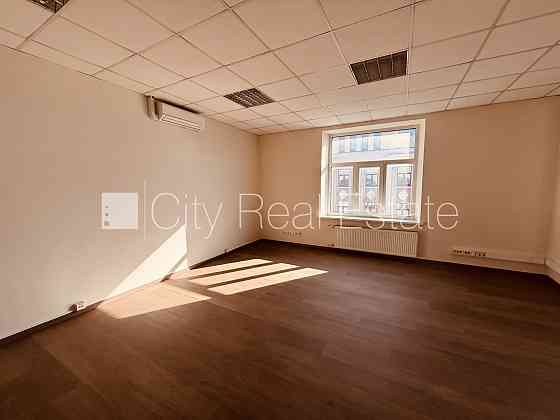 Фасадный дом, вход с улицы, лифт, лестничная клетка после капитального ремонта, Rīga