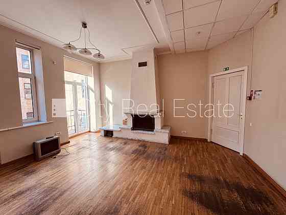 Фасадный дом, вход с улицы, лифт, лестничная клетка после капитального ремонта, Rīga