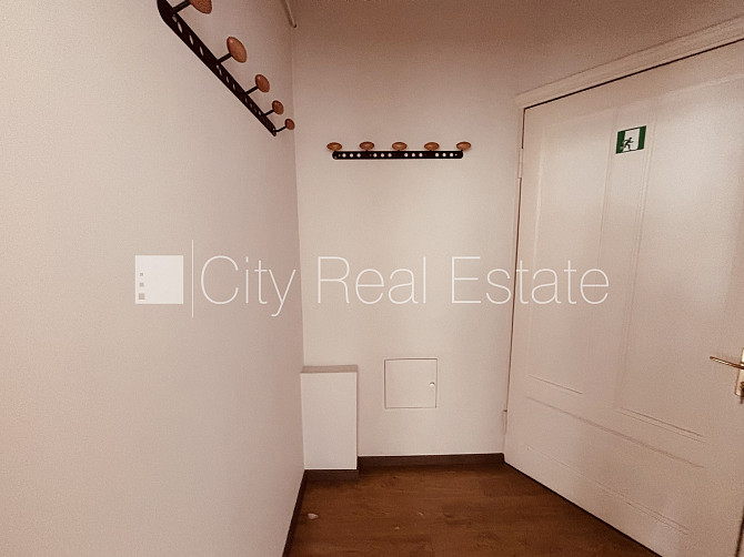 Fasādes māja, ieeja no ielas, ir lifts, kāpņu telpa pēc kapitālā remonta, balkons, istabas Rīga - foto 9