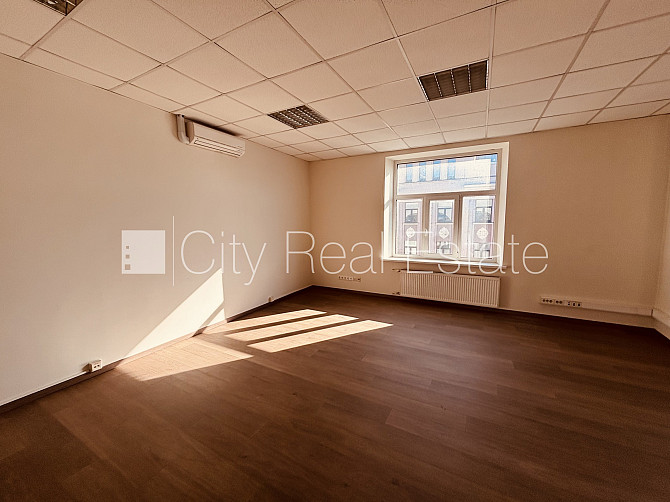 Fasādes māja, ieeja no ielas, ir lifts, kāpņu telpa pēc kapitālā remonta, balkons, istabas Rīga - foto 5