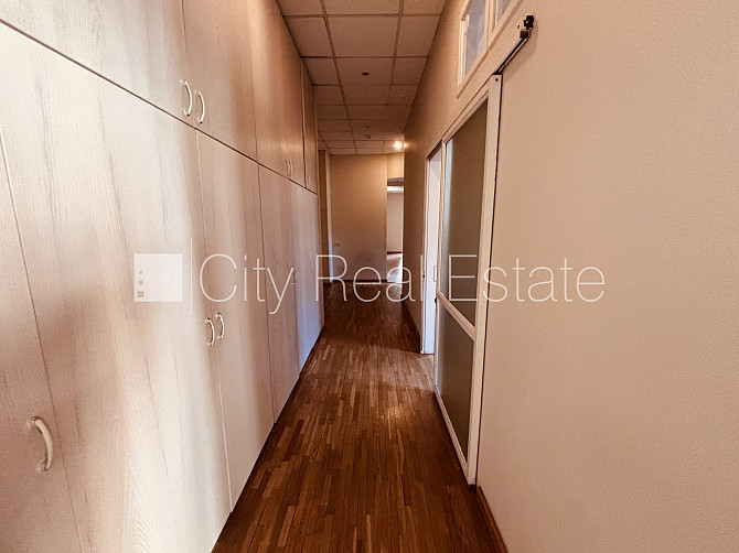 Fasādes māja, ieeja no ielas, ir lifts, kāpņu telpa pēc kapitālā remonta, balkons, istabas Rīga - foto 8